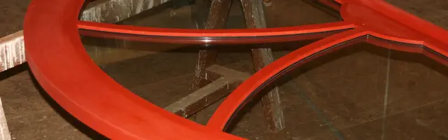Menuiserie en chêne peinte en rouge, vue d’atelier